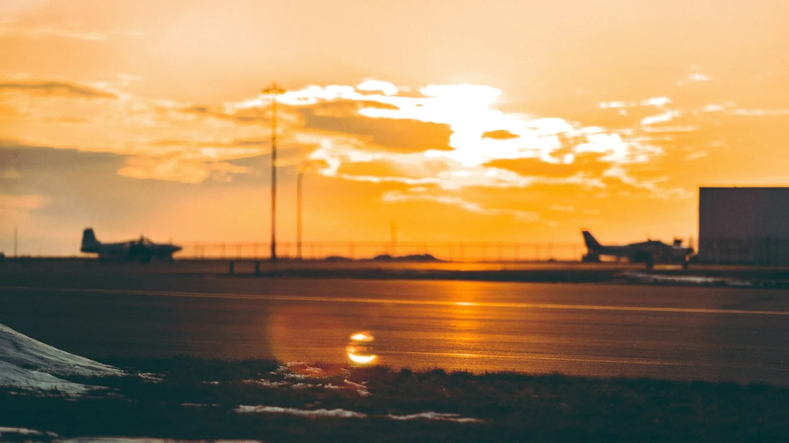 Avion au décollage au-dessus d'un aéroport sarde au lever du soleil