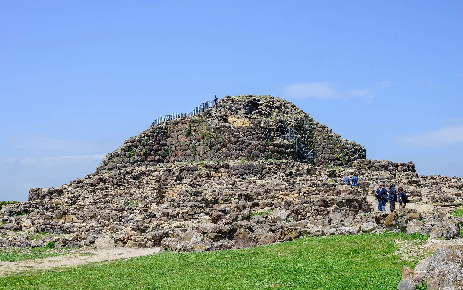Tour centrale du nuraghe Su Nuraxi de Barumini et son village de pierre en Sardaigne